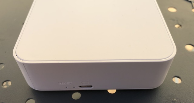 La charge via USB, un voyant et un trou de reset