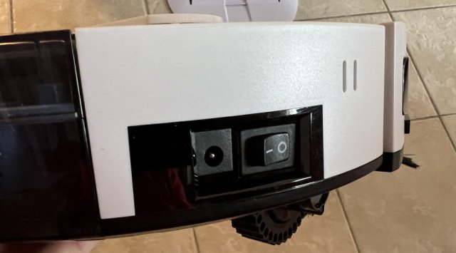 Notez le port de charge annexe