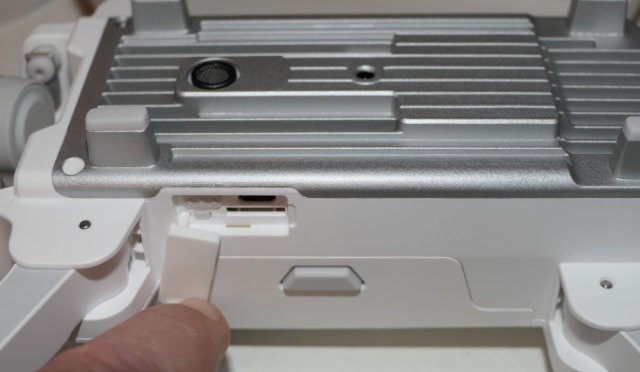 Le lecteur de carte et le commutateur Radio RTF / WIFI (non fonctionnel à cet instant)