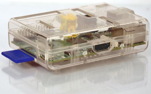 Un boîtier plexiglass ordinaire pour Raspberry PI