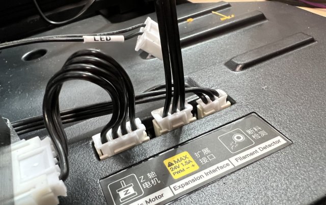 La tête Laser prends la connectique de la réglette LED