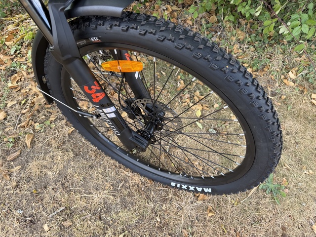 Les pneus Maxxis Ardent de 27,5 x 2,4 pouces zux gros crampons typés VTT
