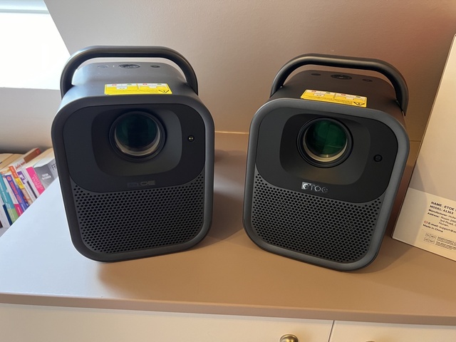 Sur la droite la version 1300, à gauche celle de 1000 lumens