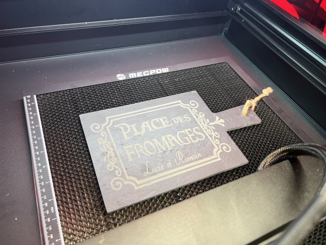 Une 22 watts grave de l'ardoise à pleine vitesse