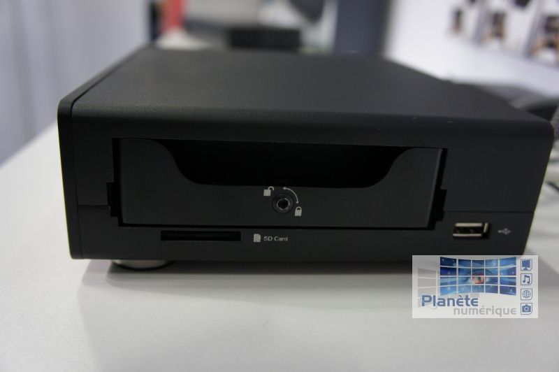 Le rack SATA (3TO compatible), le lecteur de carte et un USB hôte
