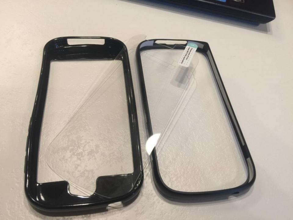 Deux protections achetées pour mon Yotaphone 2