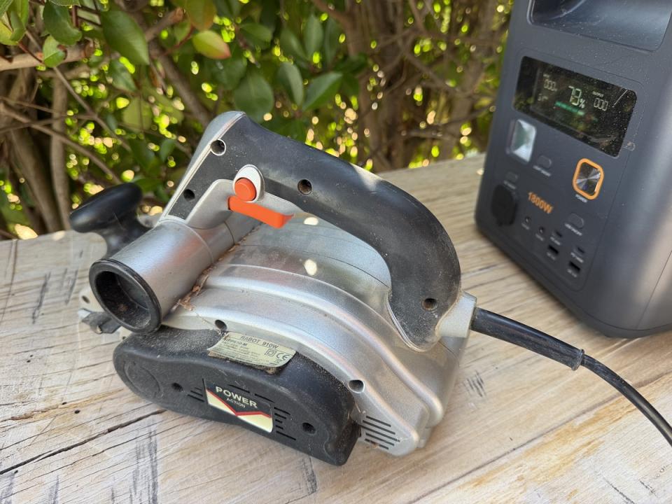 Pratique pour de l'outillage mobile, ici un rabot qui consomme 600 watts donc 80 minutes possibles