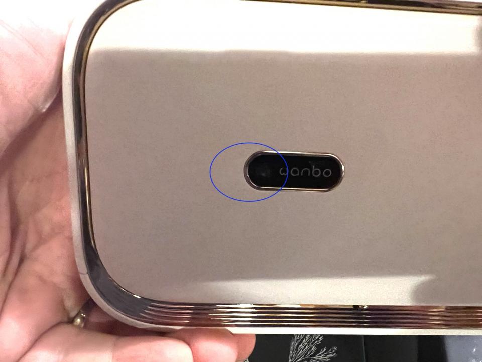 La caméra est cachée à côté du logo