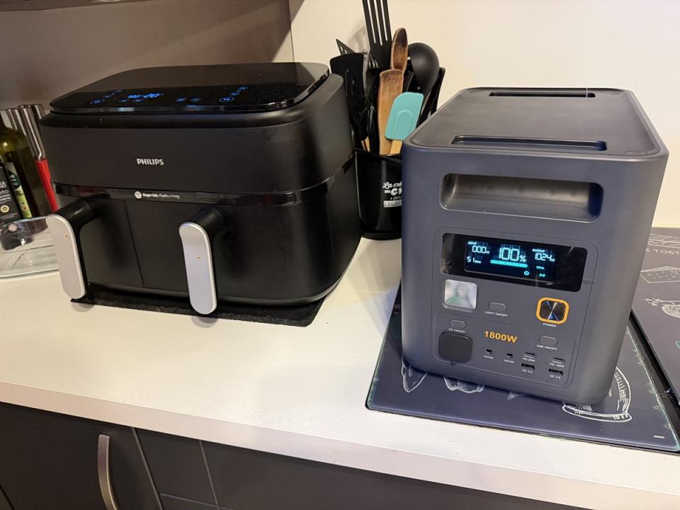 Aucun soucis pour alimenter un trrès gros Air Fryer (1800 watts)