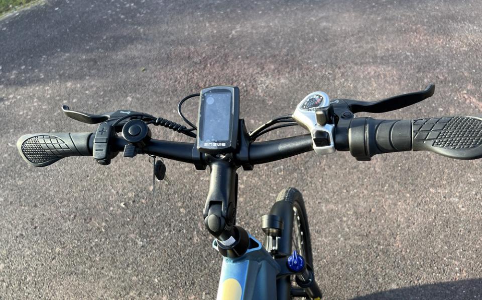 Le guidon a une inclinaison réglable qui joue sur la hauteur