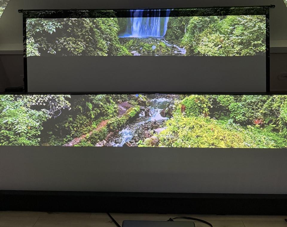 Comparaison : EN haut toile blanche autre, en bas la Nothing Projector. Gain supérieur sur la toile Nothing Projector