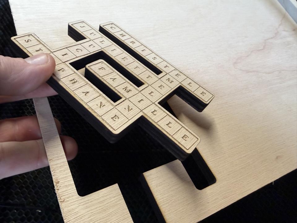 Un ensemble de prénom décopés sur du CP de 10 mm a haute vitesse