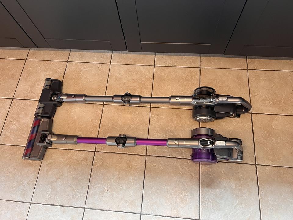 En haut le Jimmy H10 Flex, en dessous le JV85 PRO. De base très ressemblants