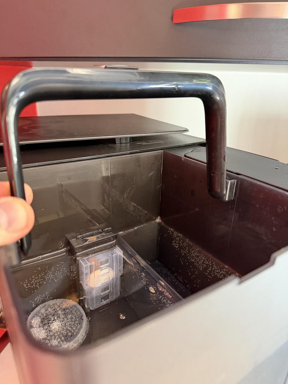 Avec la poignée, il est parfois compliqué de passer sous un meuble haut