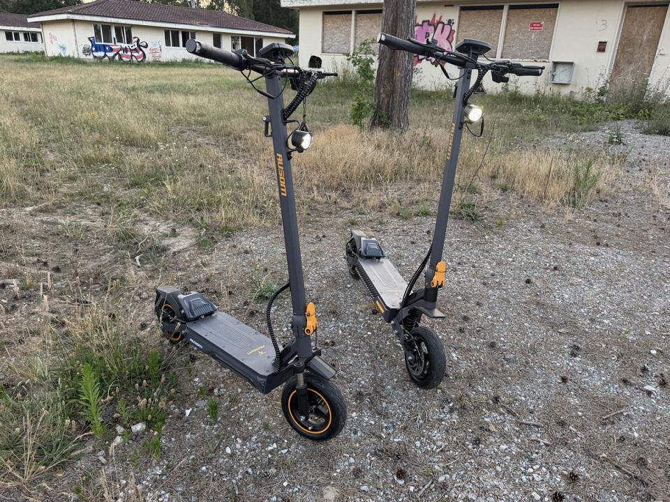 A gauche la Ausom K20, à droite la Gosoul 2