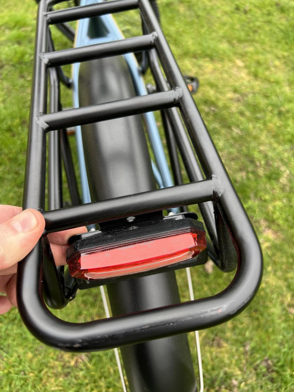 Garde-boue métalliques, porte-bagage, éclairage avec stop 