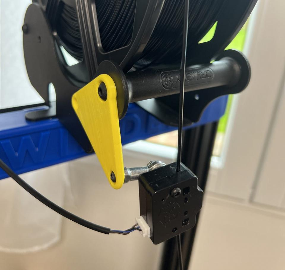 Indispensable à imprimer, une pièce ici en jaune pour décaler le capteur de filament