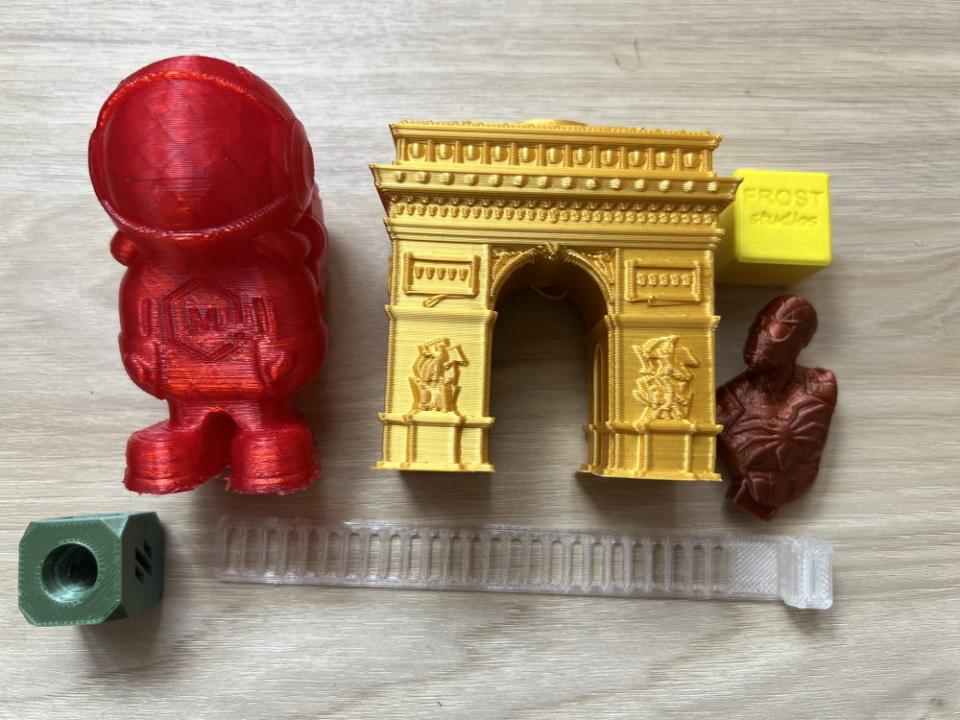 En rouge du PETG, en transparent du TPU et le reste en PLA