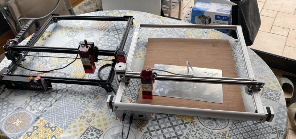 A gauche la Ortur Laser Master PRO 2 benchmark du marché, à droite la Aufero Laser 2