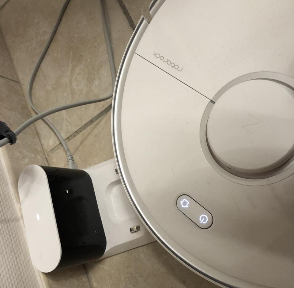 La base de charge est petite avec l'alimentation incluse