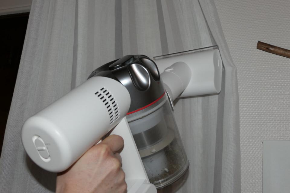 En mode aspirateur à main avec la brosse anti acariens