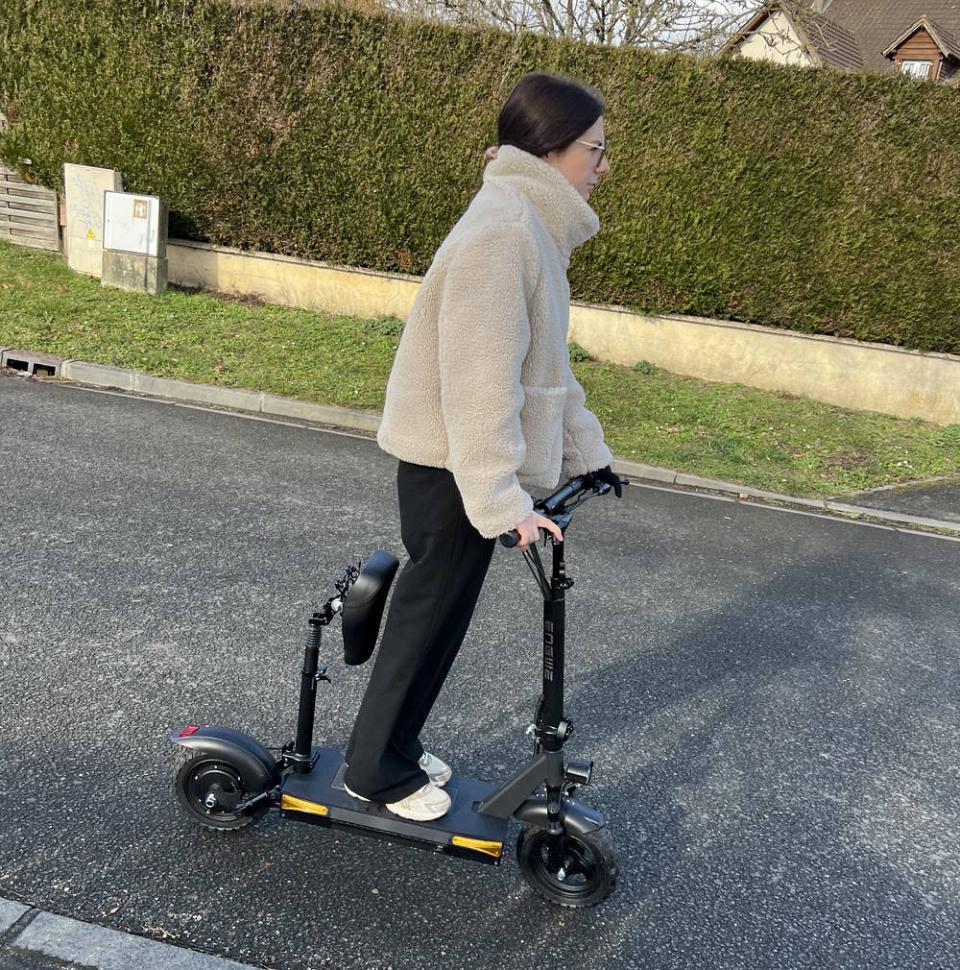 La position debout avec la selle à la verticale