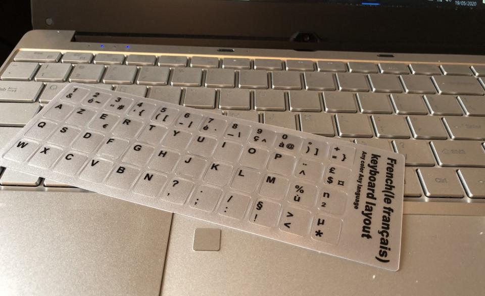 Le clavier est de type QWERTY, une plaque de stickers est fournie