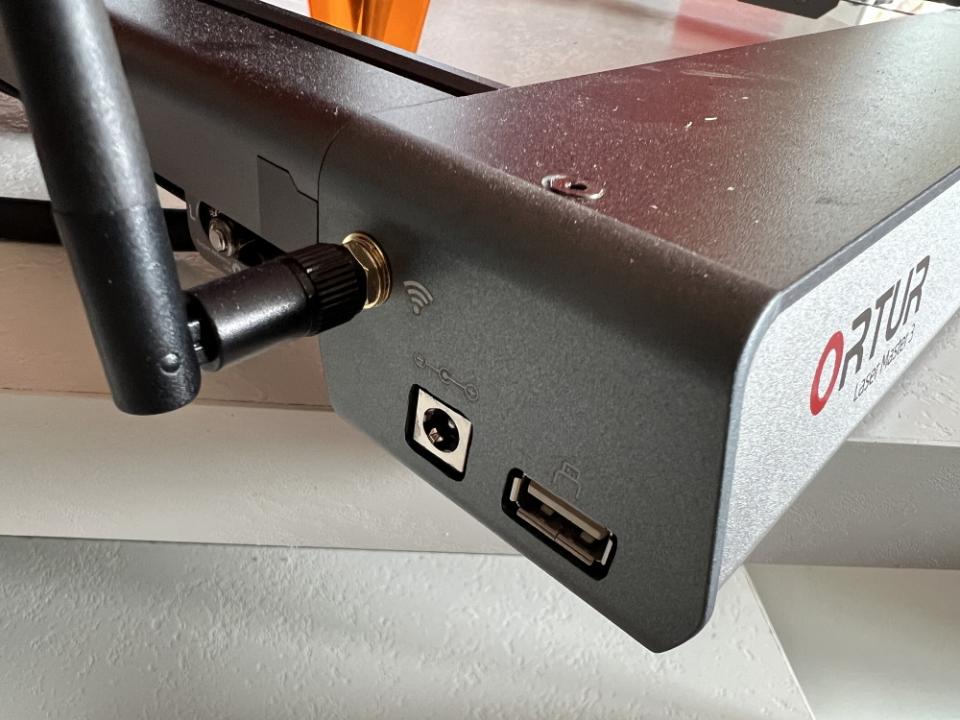 La connectivité USB est de type A (plate). Sur le côté une antenne Wifi