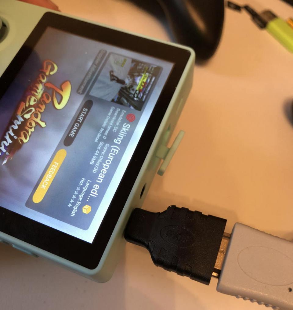 Pour la sortie HDMI un adaptateur est nécessaire 