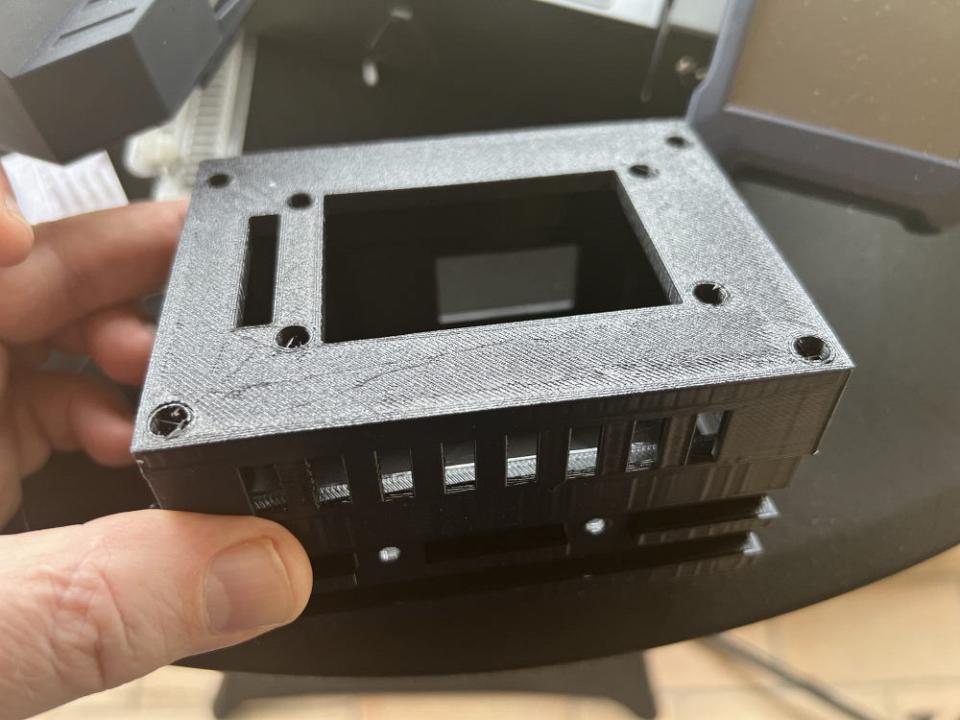 Une pièce technique, notez la surface légérement granuleuse lié au revêtement du plateau