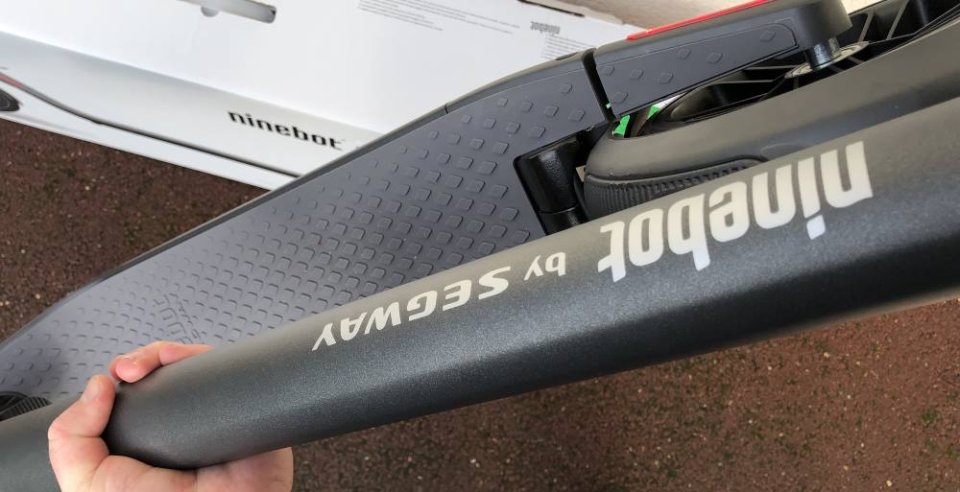 Le guidon est assez gros en raison de la batterie dedans