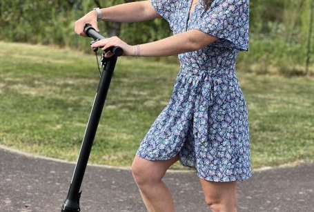 Test ATOMI ALPHA, une jolie trottinette électrique de ville confortable et bien équipée