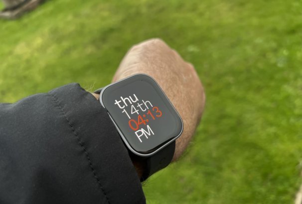 Test Smartwatch Watch Pro CMF BY NOTHING, OLED et GPS, sous les 70€, difficile de trouver mieux