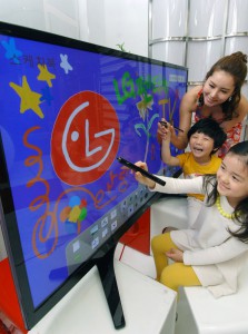 LG Pentouch, écrivez sur votre TV géante au bureau ou à la maison