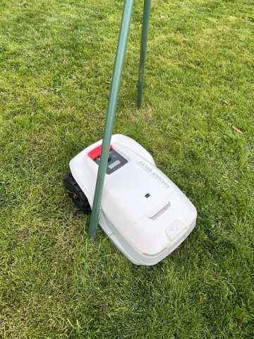 Le robot a mal anticipé le poteau