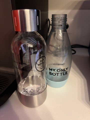 Devant la bouteille du C300, à l'arrière une Sodastream pas compatible
