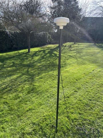 L'antenne peut juste se planter dans le sol