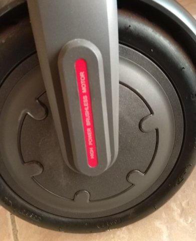 La roue avant contient le moteur