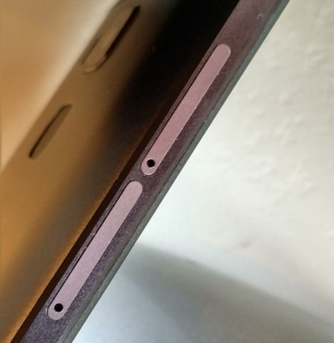 Un double tiroir SIM/Carte MicroSD pas habituel