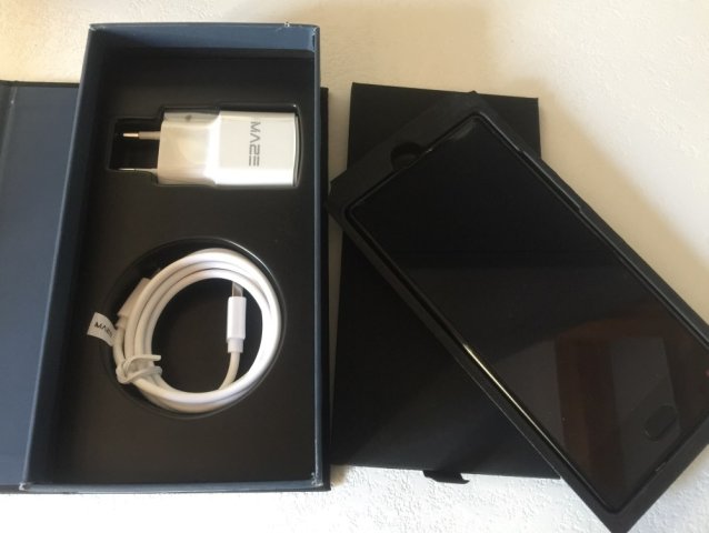 La boite avec chargeur rapide et câble usb-c