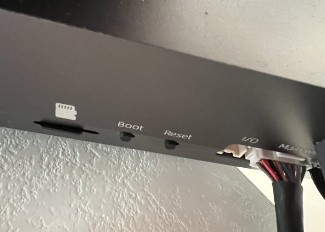 Une carte micro SD est utilisée pour la partie gravure à distance